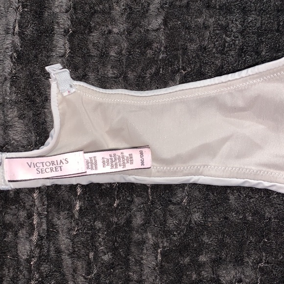 White Victoria's Secret Women's Padded Plunge Bra - Picture 3 of 4